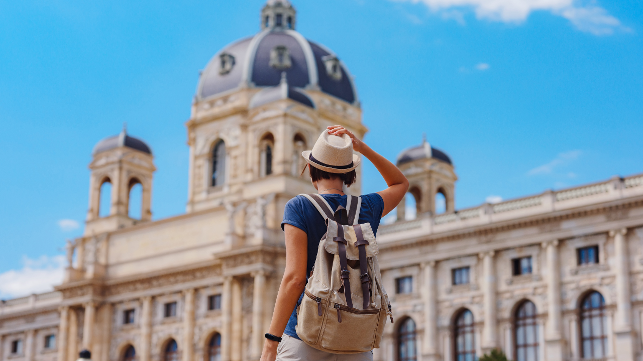 Viajante em frente a um monumento histórico